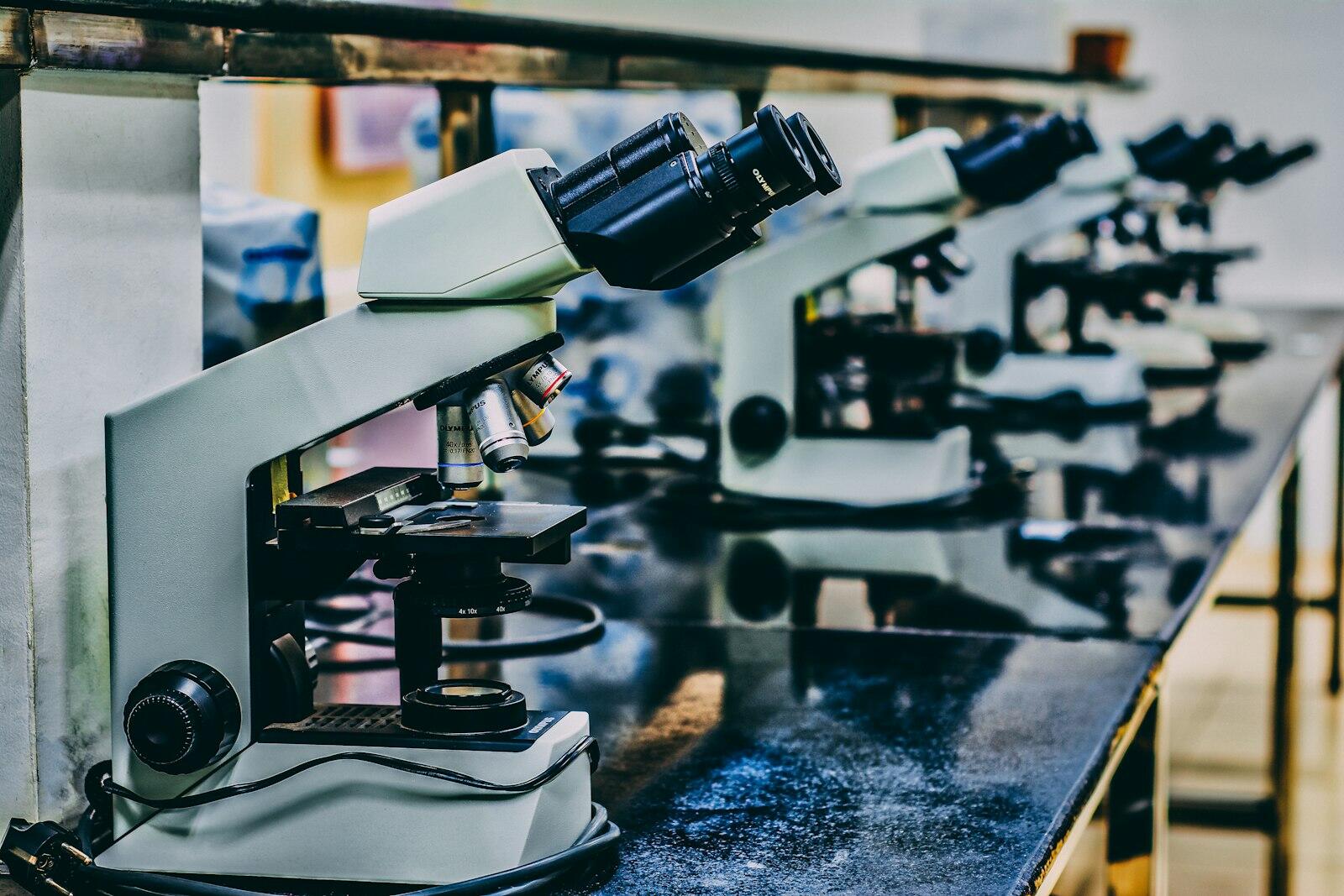 Fila de microscopios